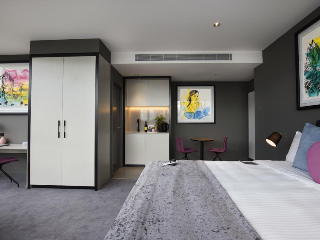 Art Series - The Chen Box Hill Εξωτερικό φωτογραφία A room at the Hotel