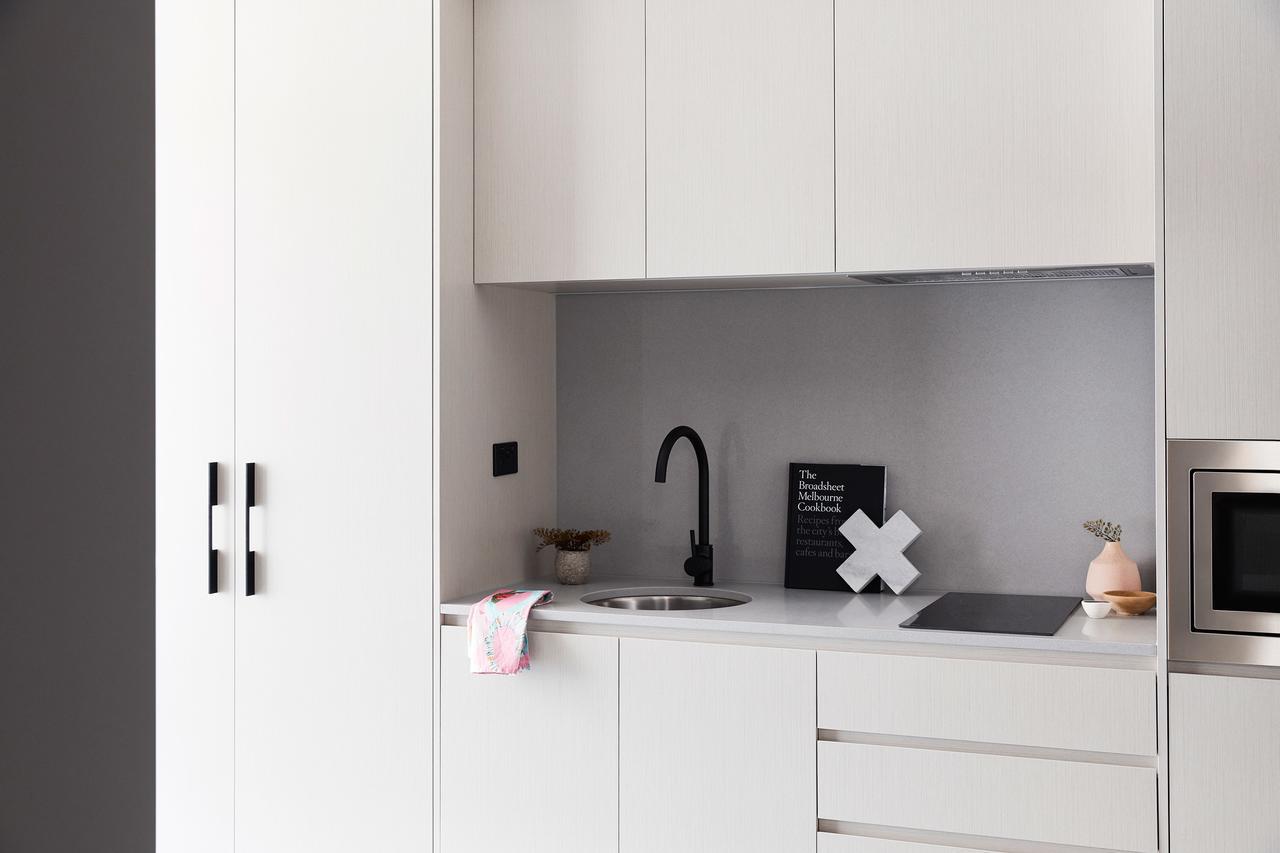 Art Series - The Chen Box Hill Εξωτερικό φωτογραφία A kitchen with a built-in sink