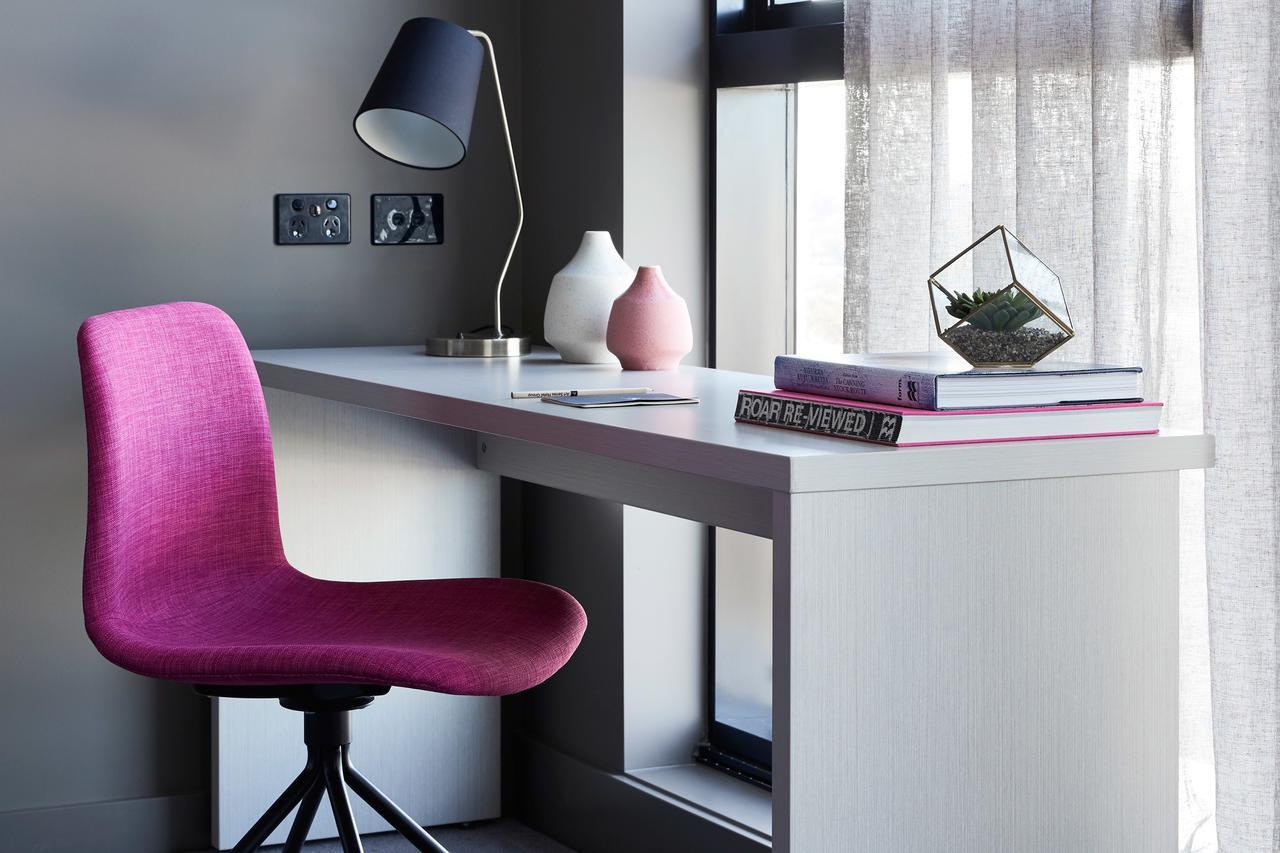 Art Series - The Chen Box Hill Εξωτερικό φωτογραφία A desk with a chair
