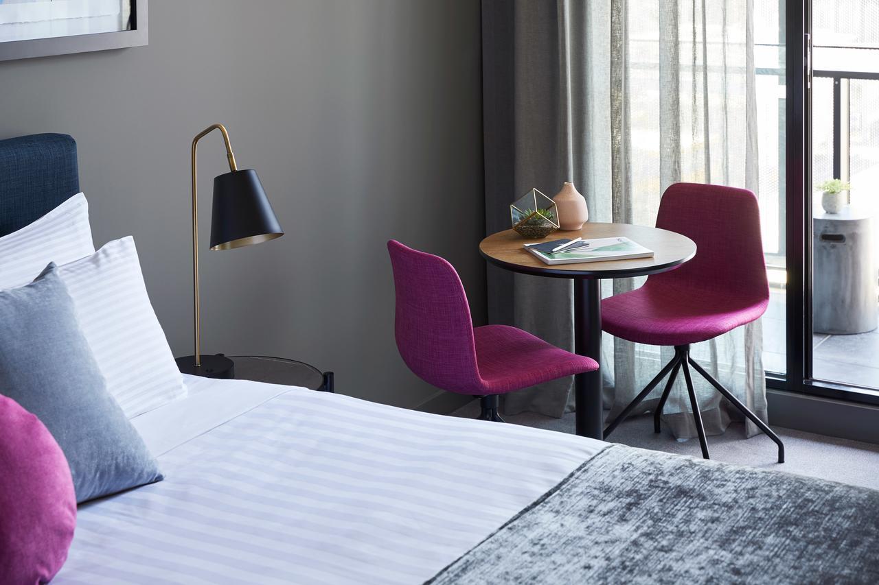 Art Series - The Chen Box Hill Εξωτερικό φωτογραφία A room at the Hotel