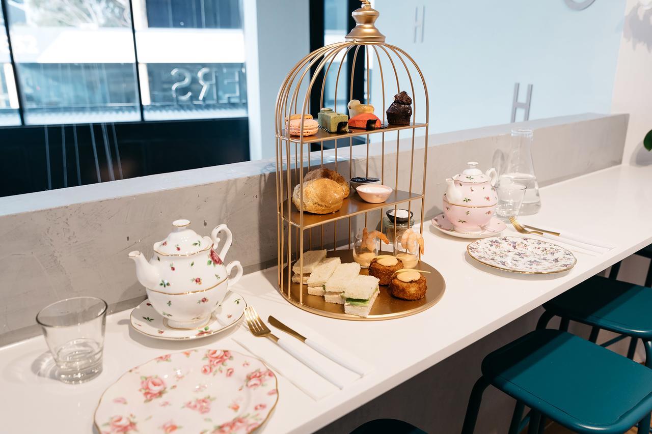 Art Series - The Chen Box Hill Εξωτερικό φωτογραφία Afternoon tea at the British Airways Galleries lounge at London Heathrow Airport
